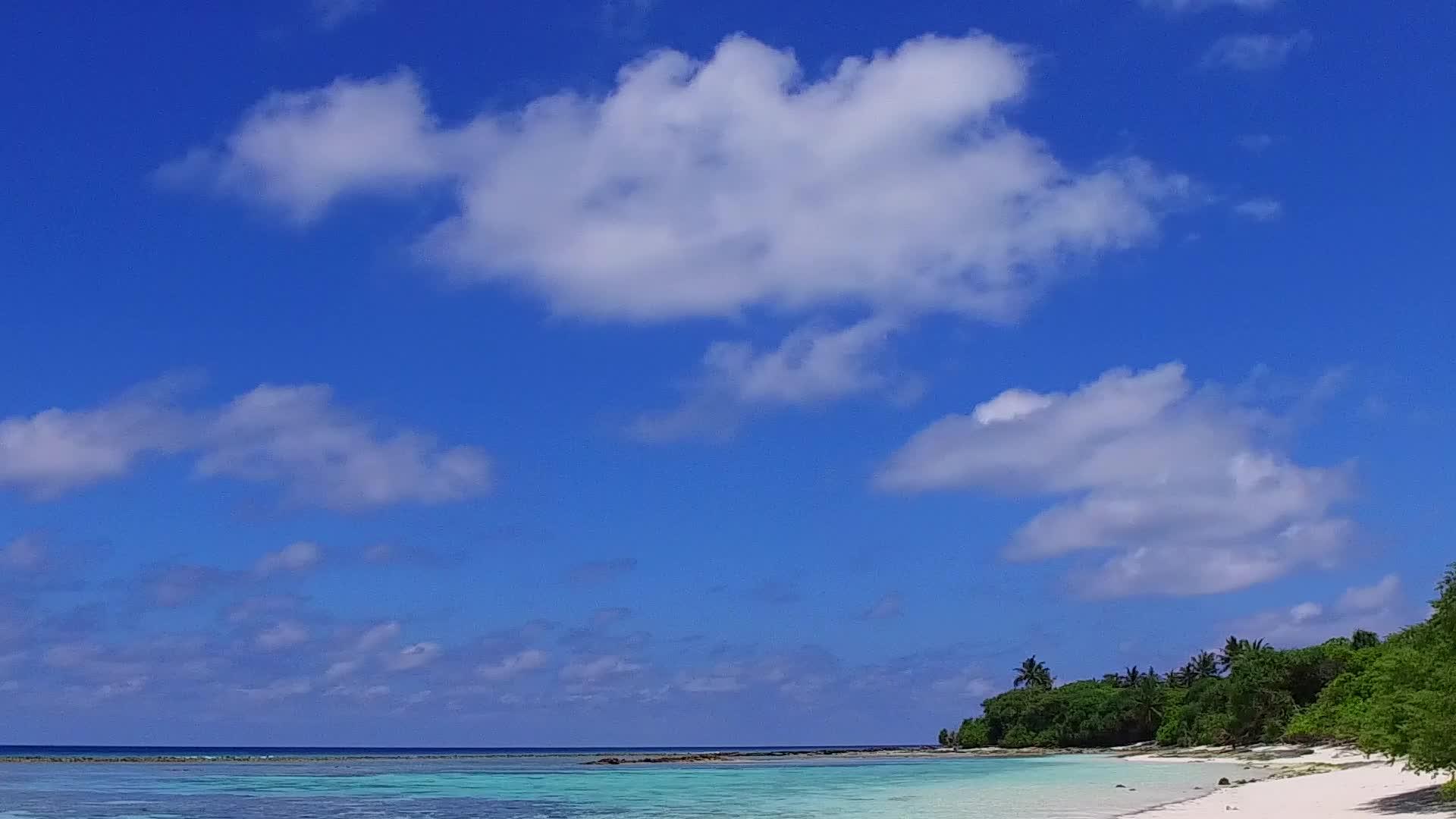 海滩附近白沙背景的蓝水放松了海滩生活方式的浪漫旅游视频的预览图