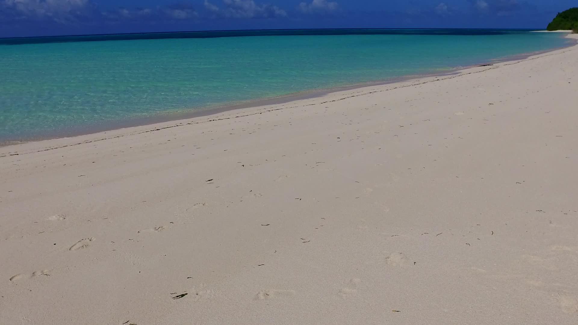 沙巴附近透明的环礁湖和白色沙滩背景的白色沙滩打破了海滩视频的预览图