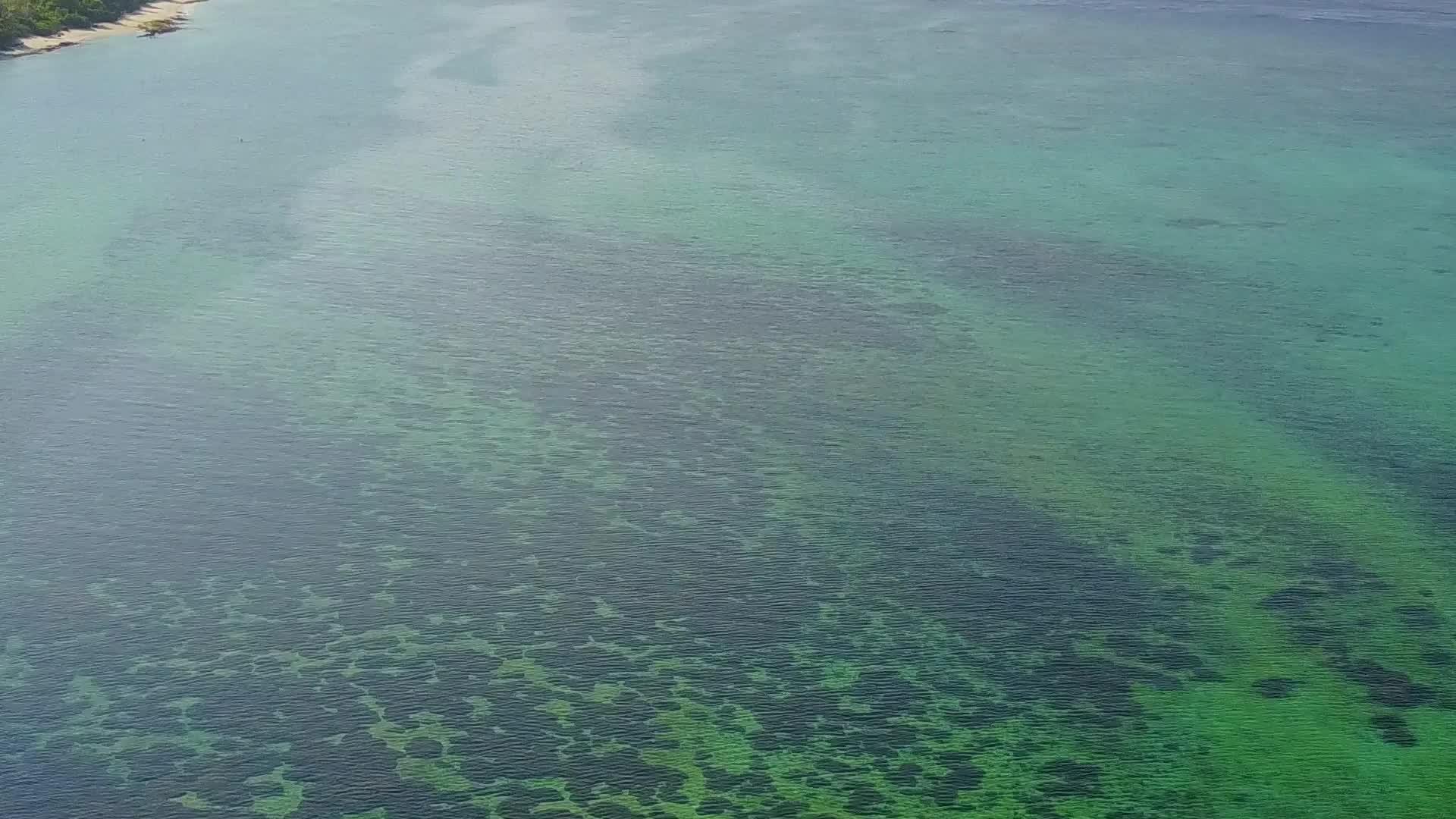 海洋度假胜地是利用珊瑚礁附近的清水和白色海滩背景复制的视频的预览图