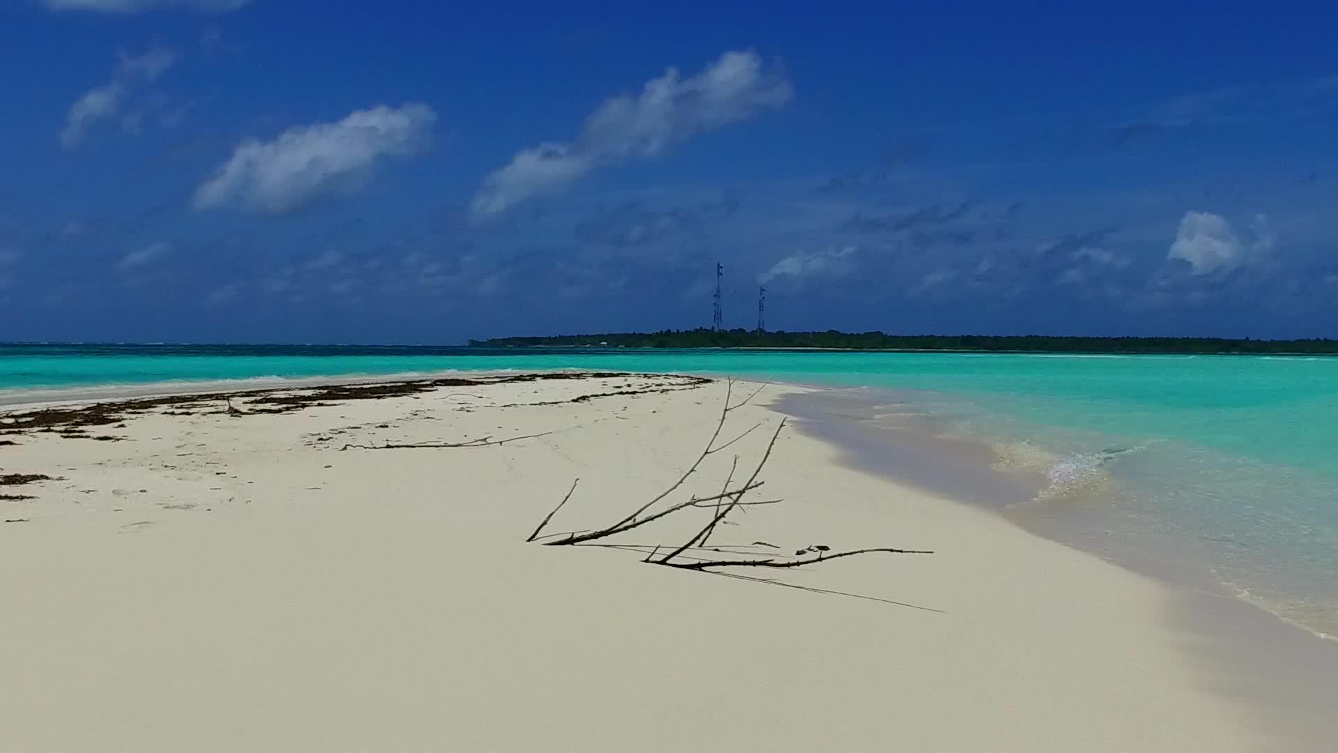 海滩由海浪附近的松绿环礁湖和白色沙滩组成视频的预览图
