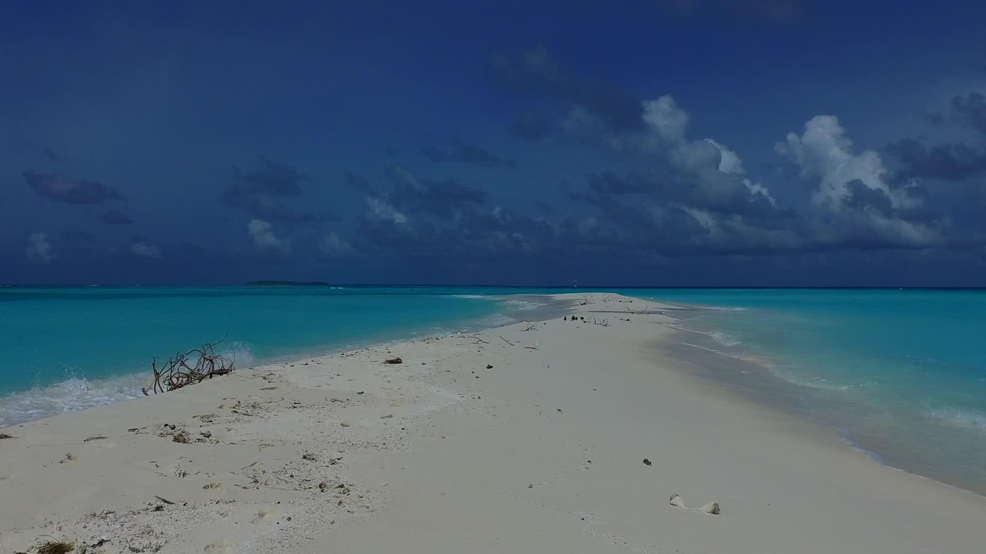 蓝色的海洋和安静的海滩靠近冲浪的白色海滩视频的预览图