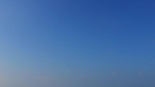 日出后热带岛屿海滩广角海景白沙背景透明视频的预览图
