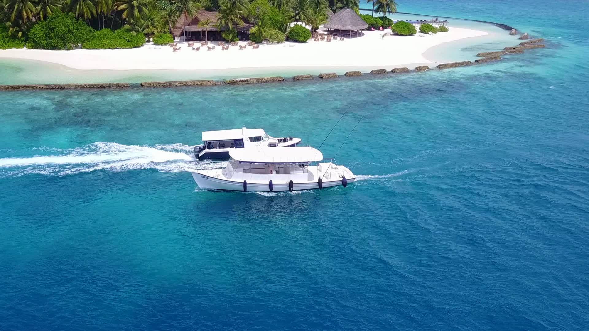 阳光下浅海白沙背景安静旅游海滩旅游视频的预览图