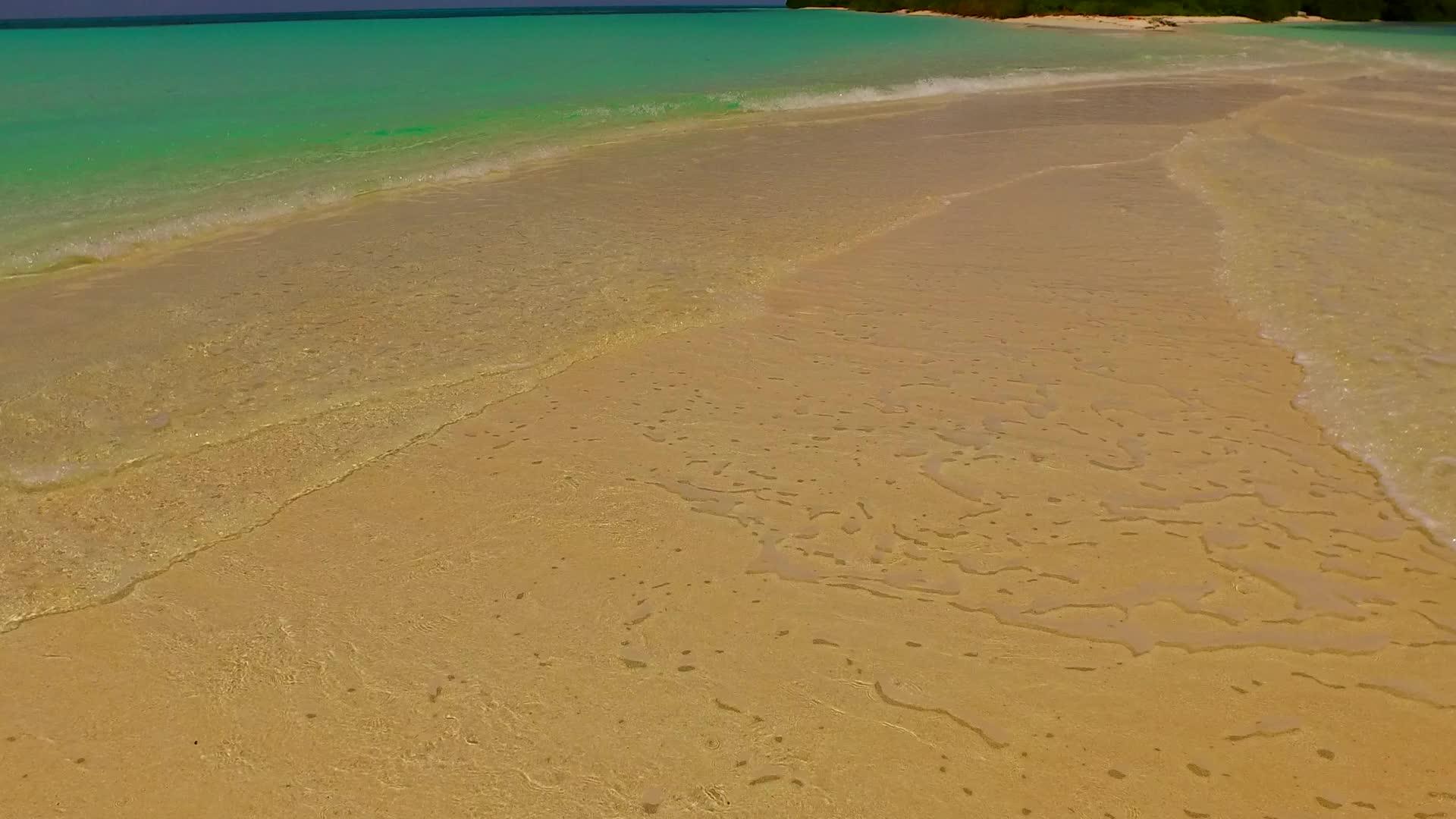 绿色的绿色海洋以白色子为背景靠近度假胜地阳光明媚观光旅游视频的预览图