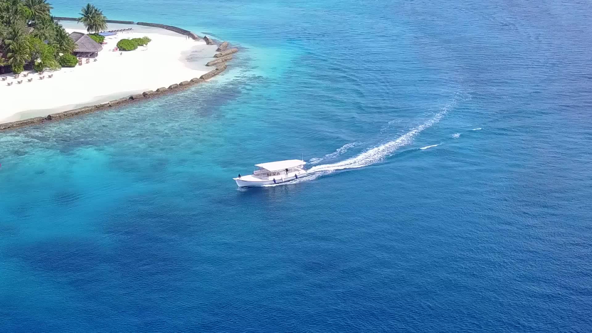 天堂度假胜地通过清澈的环礁湖和日出后的白色海滩背景关闭视频的预览图