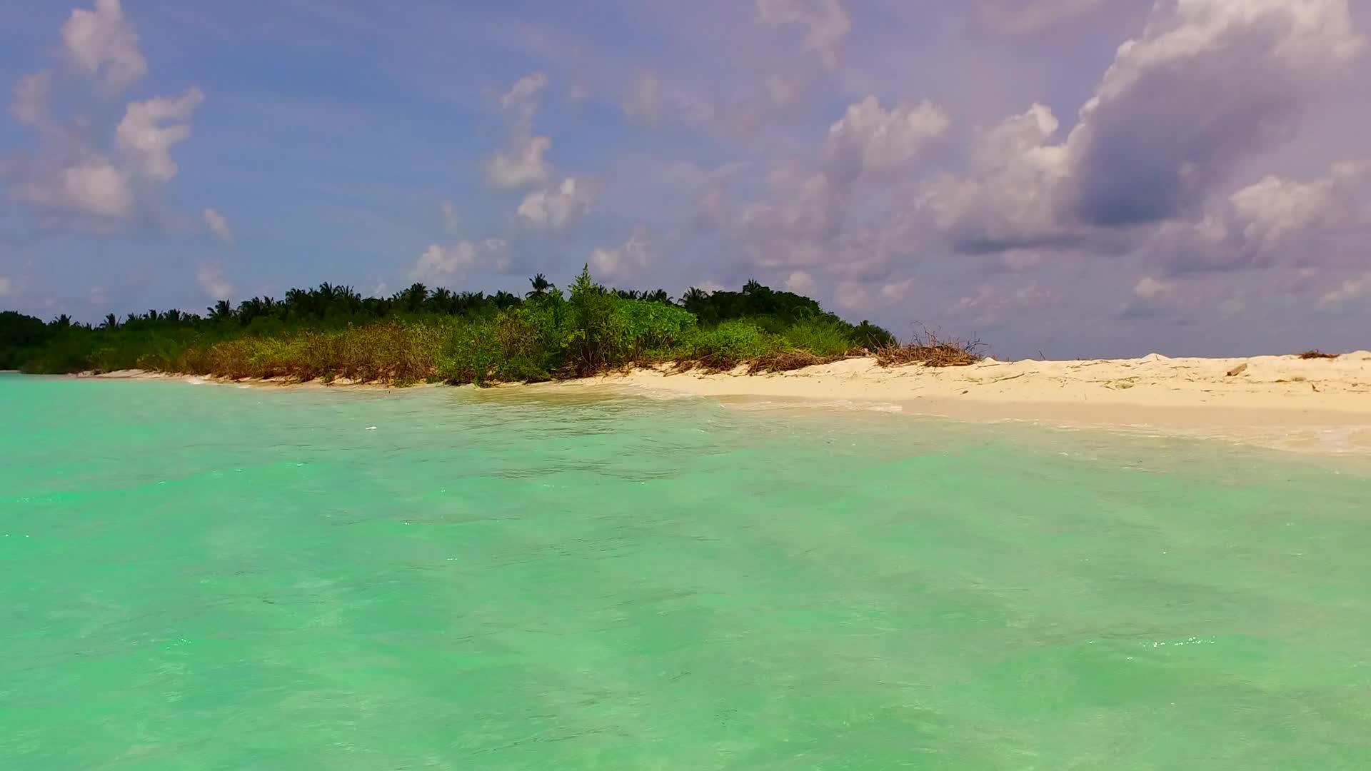 蓝色水和白色沙滩的背景以及近波边的白色沙滩和蓝色水的热带海滩视频的预览图