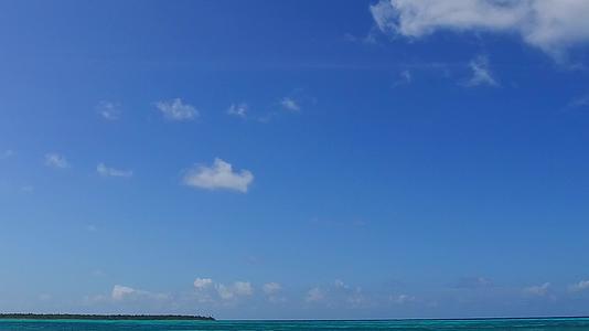 蓝绿色的海白沙的背景在礁石附近的海滩上旅行白天天空中有天空视频的预览图