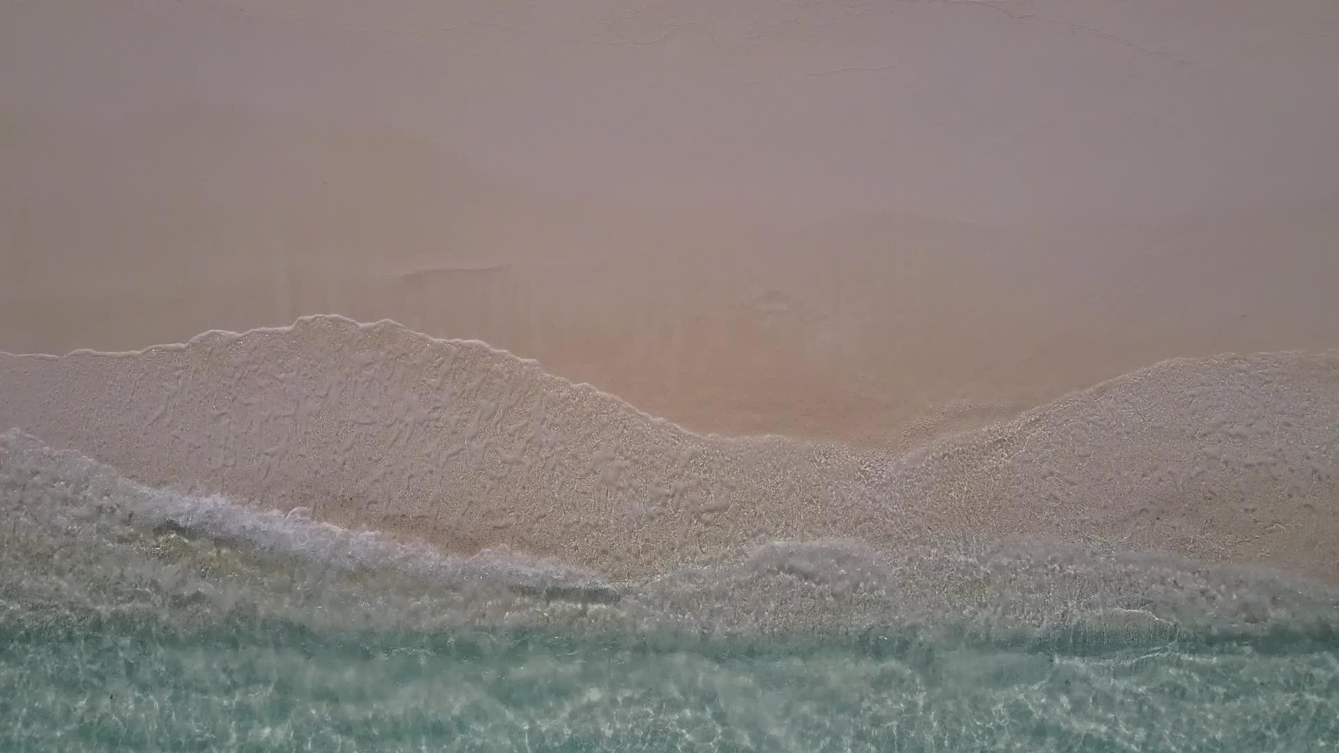 最好的度假胜地是水蓝环礁湖和冲浪附近的浅沙背景视频的预览图