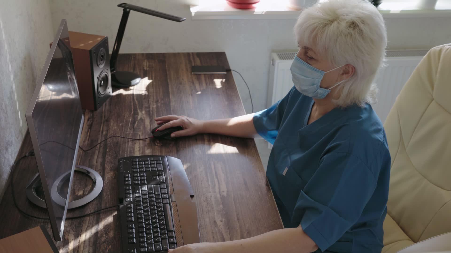 在办公室工作的妇女戴口罩视频的预览图
