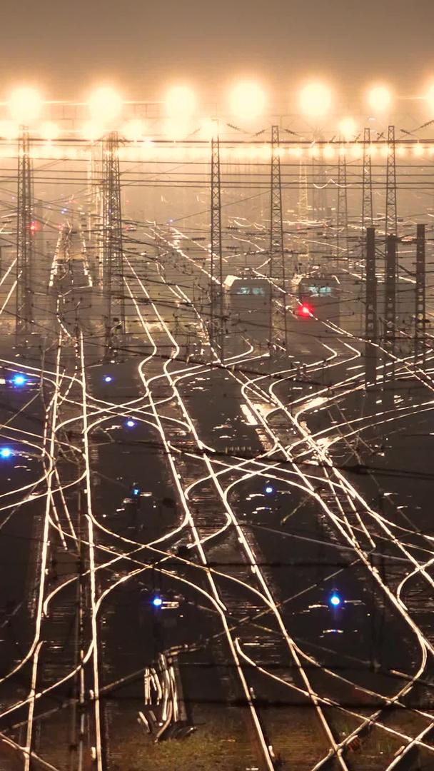 城市夜景灯光轨道交通铁轨火车高铁车站素材空镜头视频的预览图