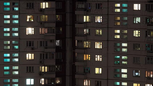 夜间拍摄建筑物和照明窗的时间视频的预览图