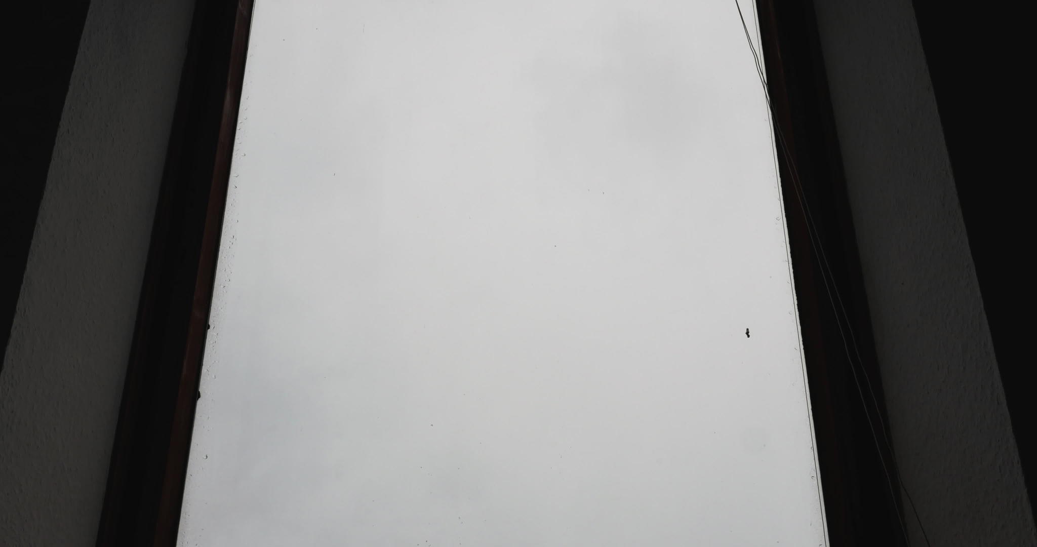 当时间失败时灰色通过窗户覆盖天空视频的预览图