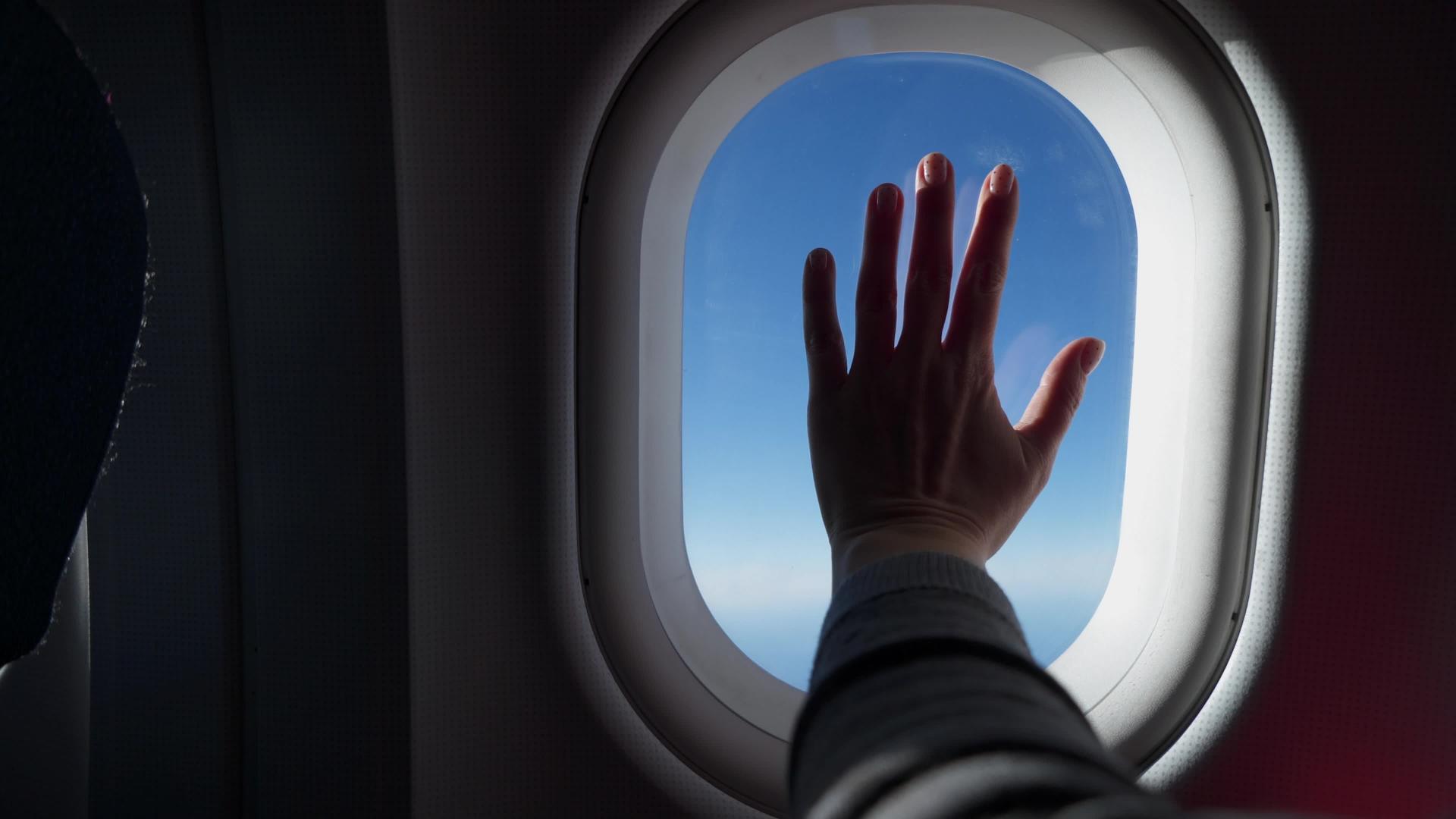 女人的剪影从飞机飞机的窗户飞机的窗户视频的预览图