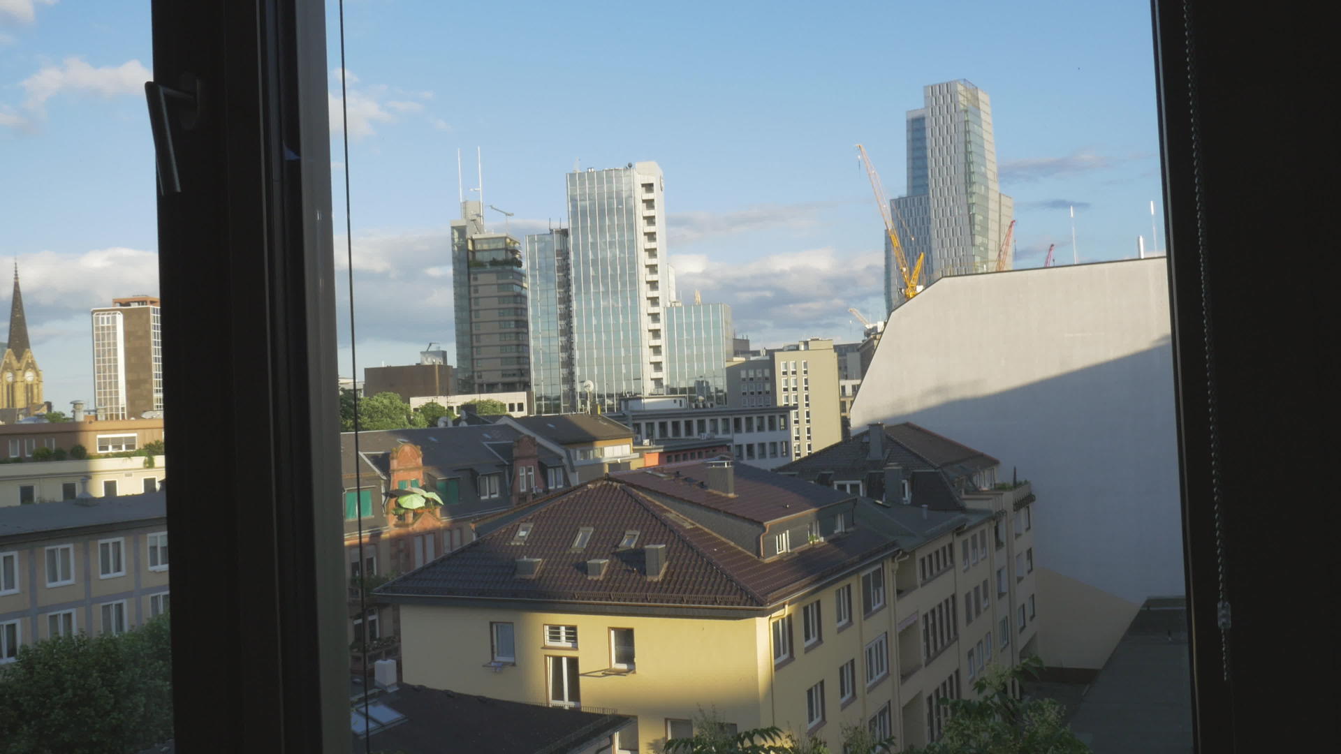 靠近窗户的住宅建筑和高层办公楼的塔台视频的预览图