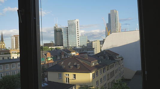 靠近窗户的住宅建筑和高层办公楼的塔台视频的预览图