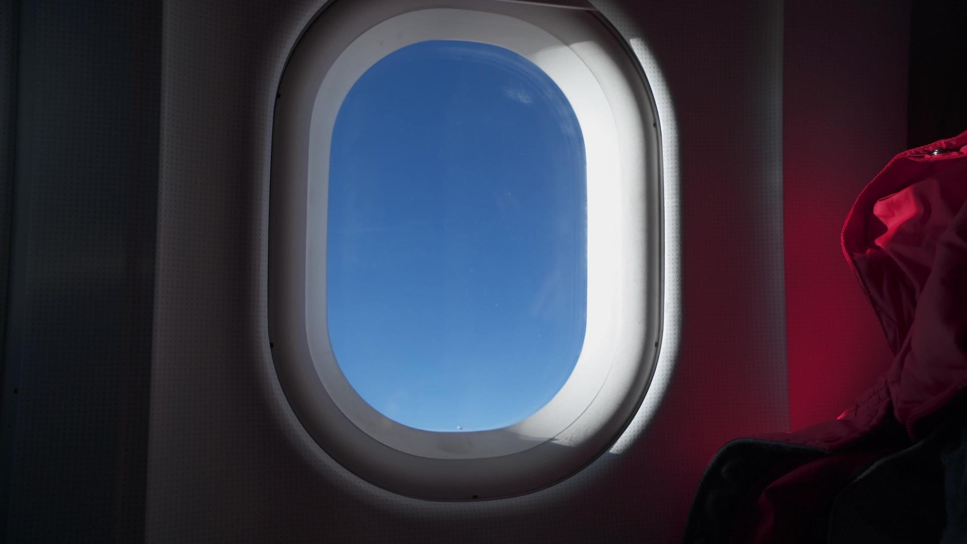女人的剪影从飞机飞机的窗户飞机的窗户视频的预览图
