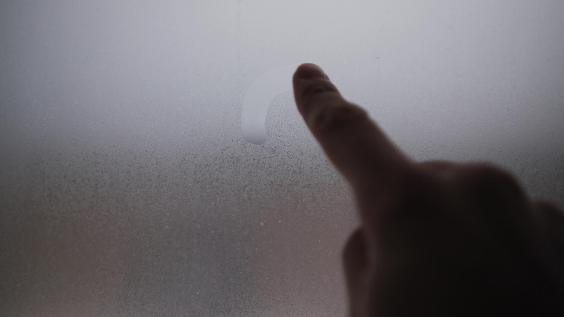 窗口玻璃湿缩合画背景、手指、雾路段、爱水画家视频的预览图
