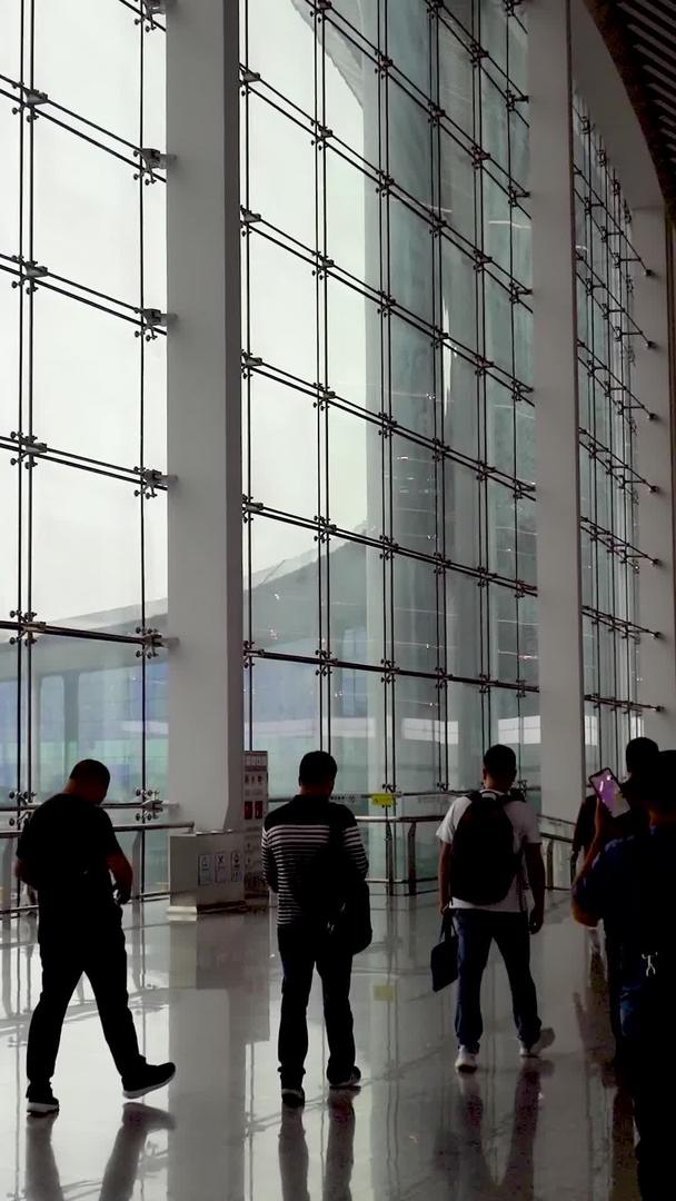 春运高峰机场火车站人流视频的预览图