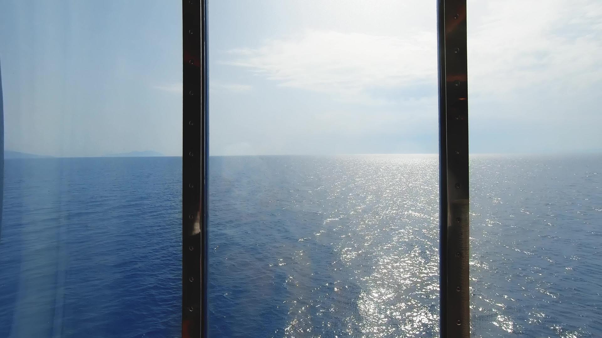 在豪华客舱中游轮的全景窗口可以看到船窗上的反射和灰尘视频的预览图