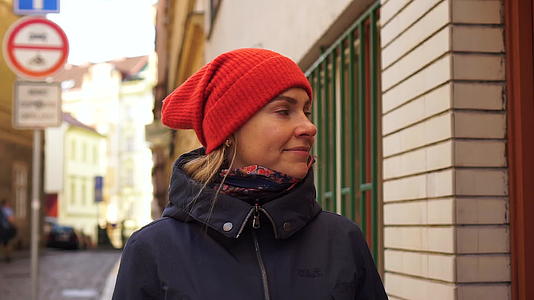 红色帽子的年轻白人白人女孩PragueCzech视频的预览图