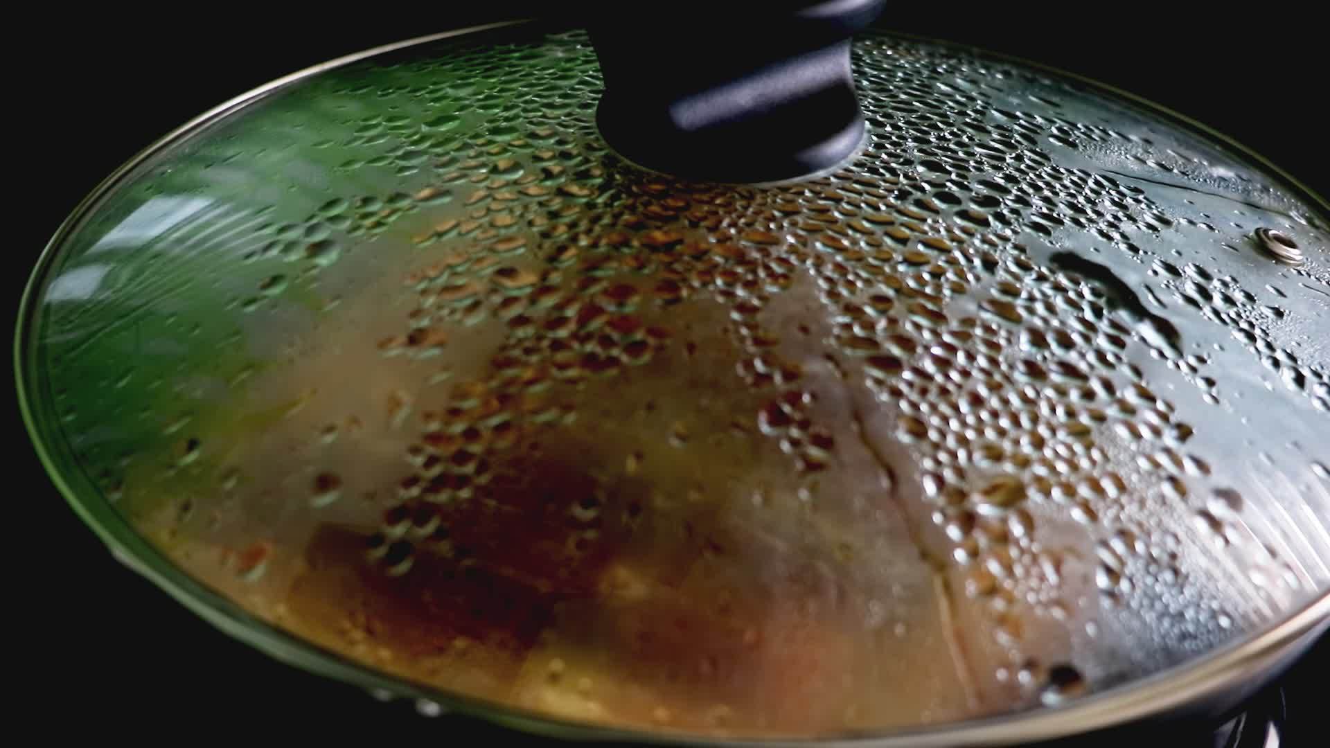 水滴在锅底的玻璃盖上视频的预览图