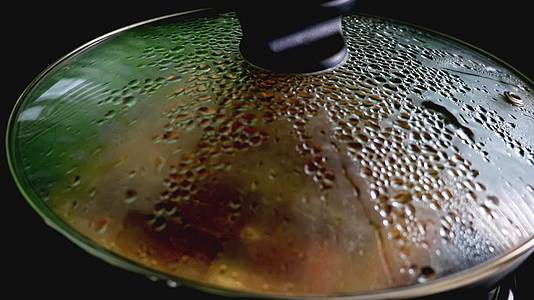 水滴在锅底的玻璃盖上视频的预览图