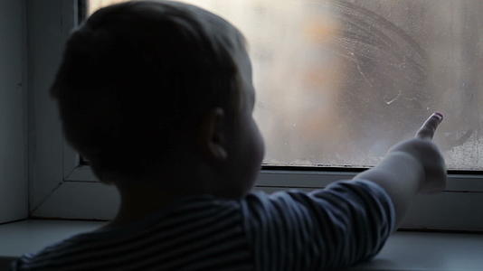 小男孩从错误的窗户看着小男孩视频的预览图