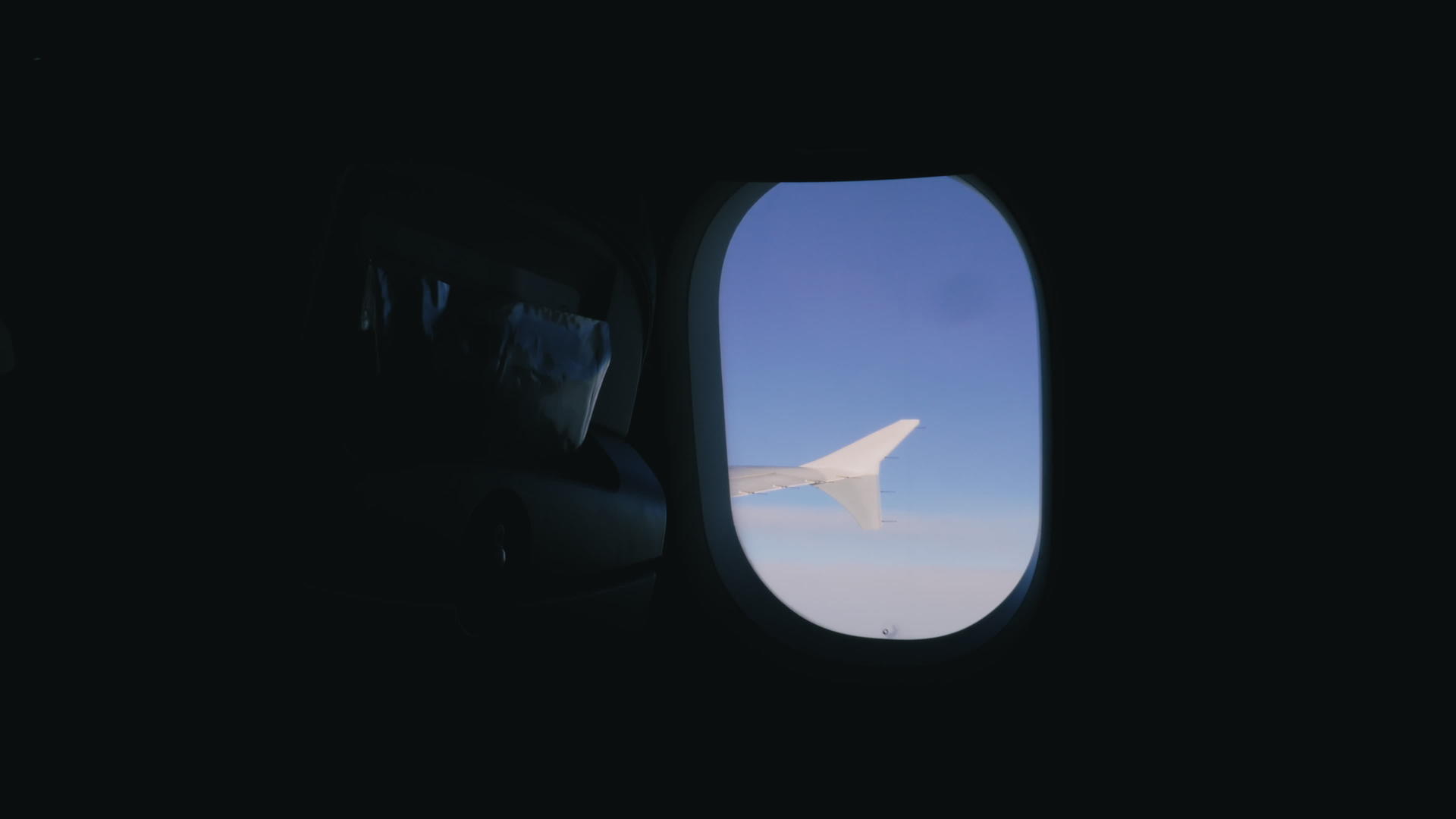 蓝天和机翼的客机窗口视图视频的预览图