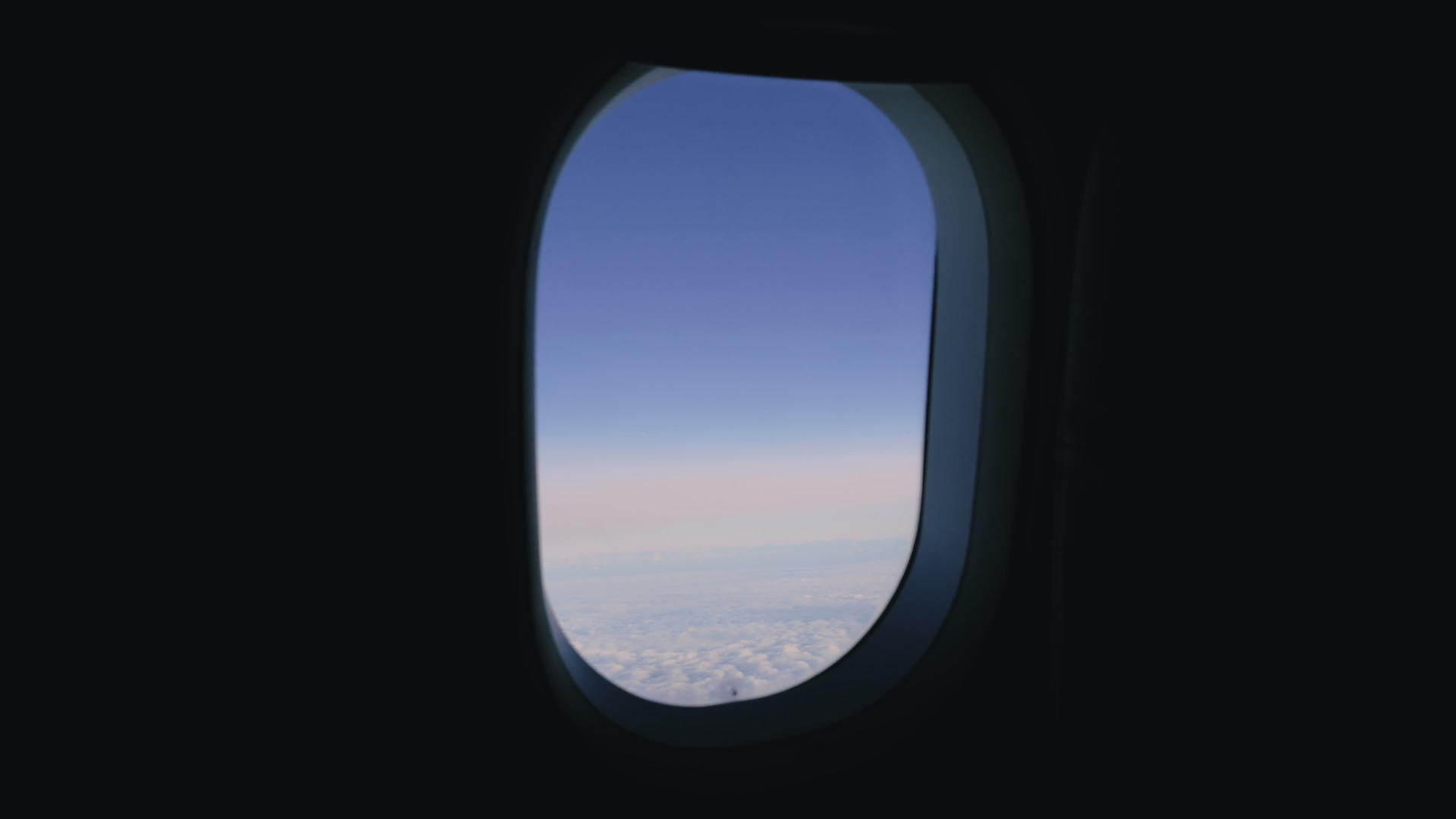 飞机窗口的云视图视频的预览图