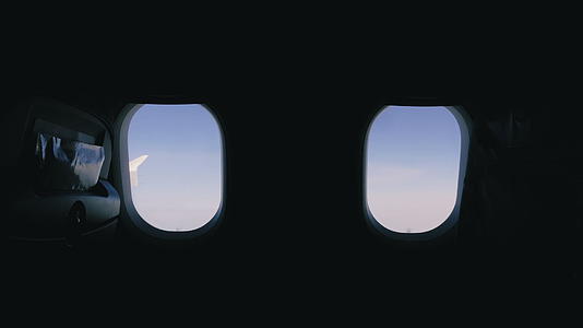 两个商业飞机窗口正在飞行视频的预览图