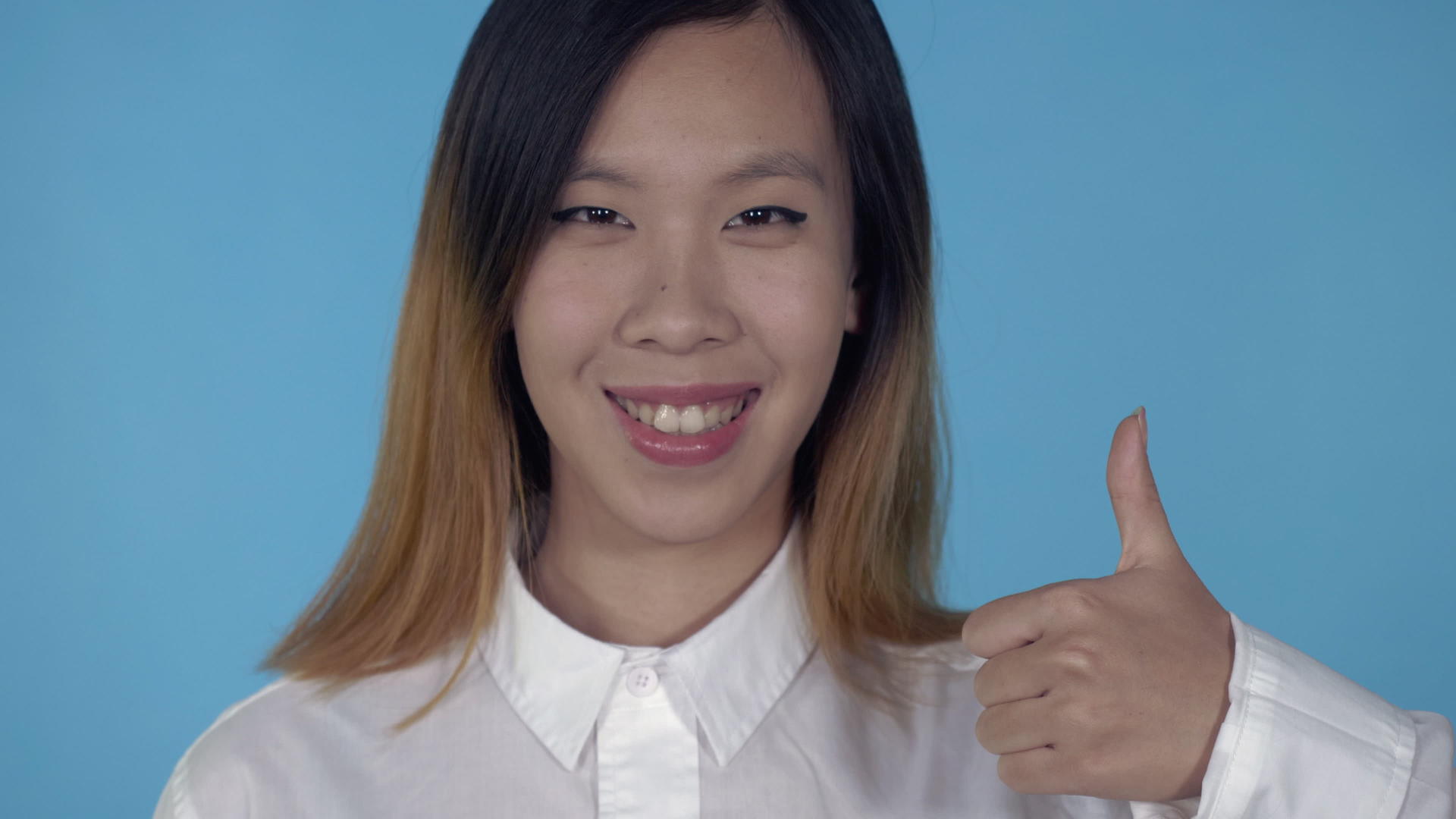 韩国快乐地举起手势拇指视频的预览图