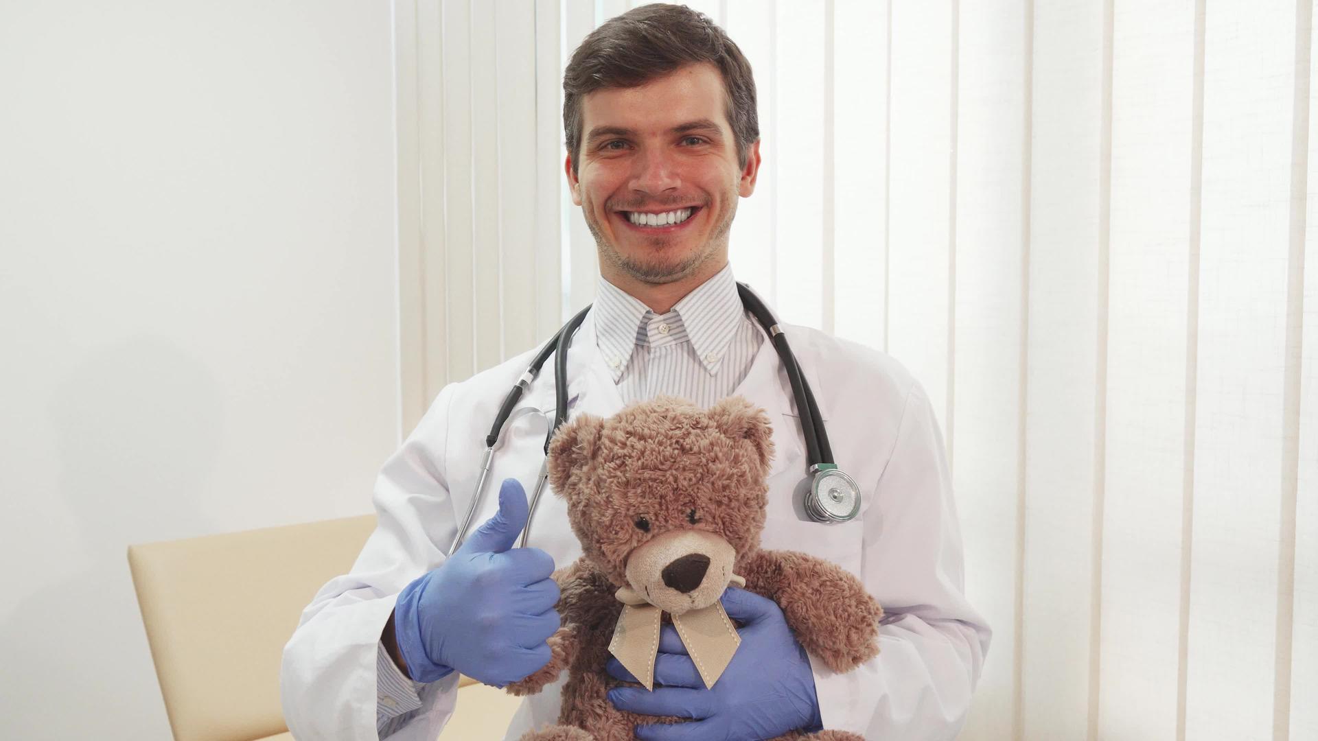 快乐的医生拿着泰迪熊拇指视频的预览图