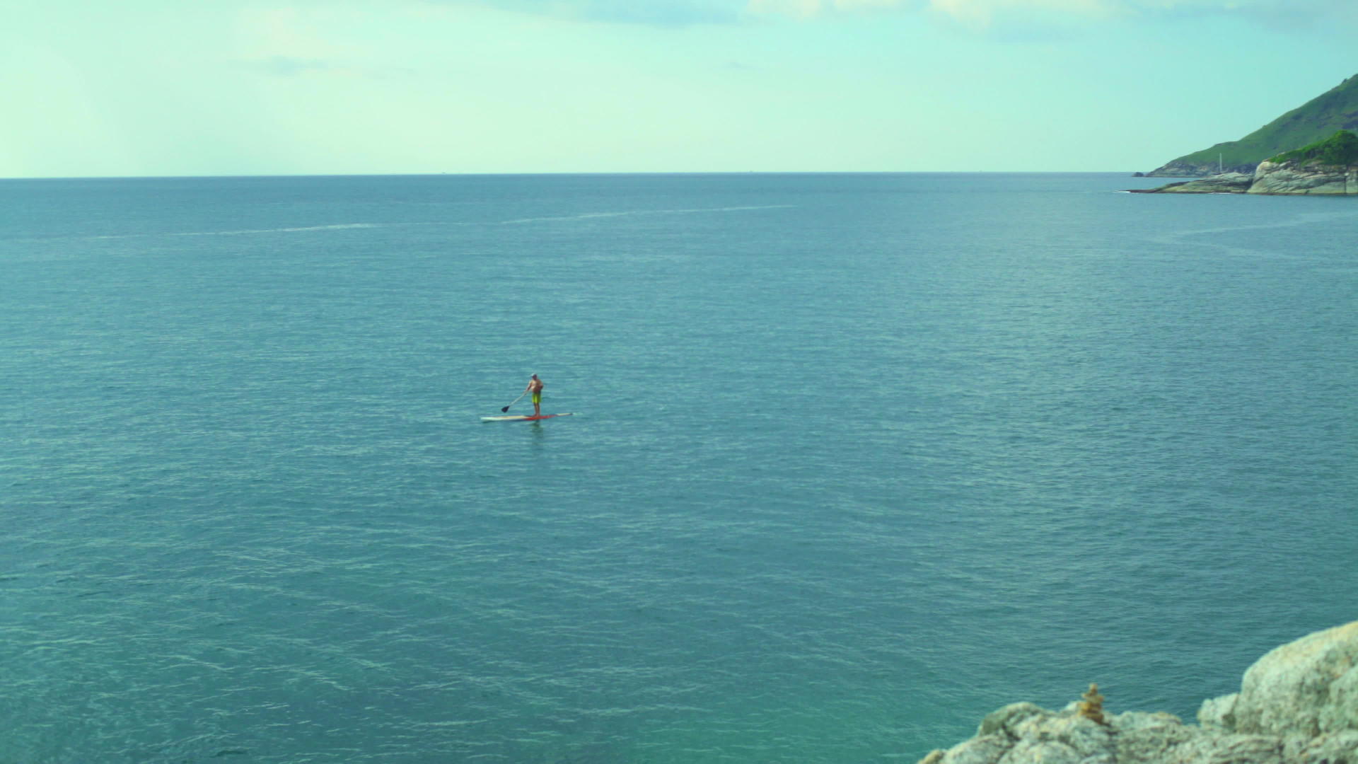 男人站在海边的桨上视频的预览图