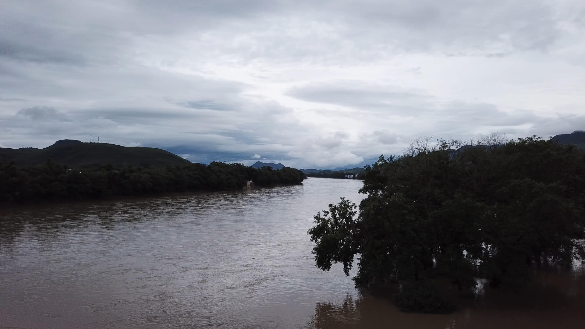 南方洪涝灾害和远处的山川视频的预览图