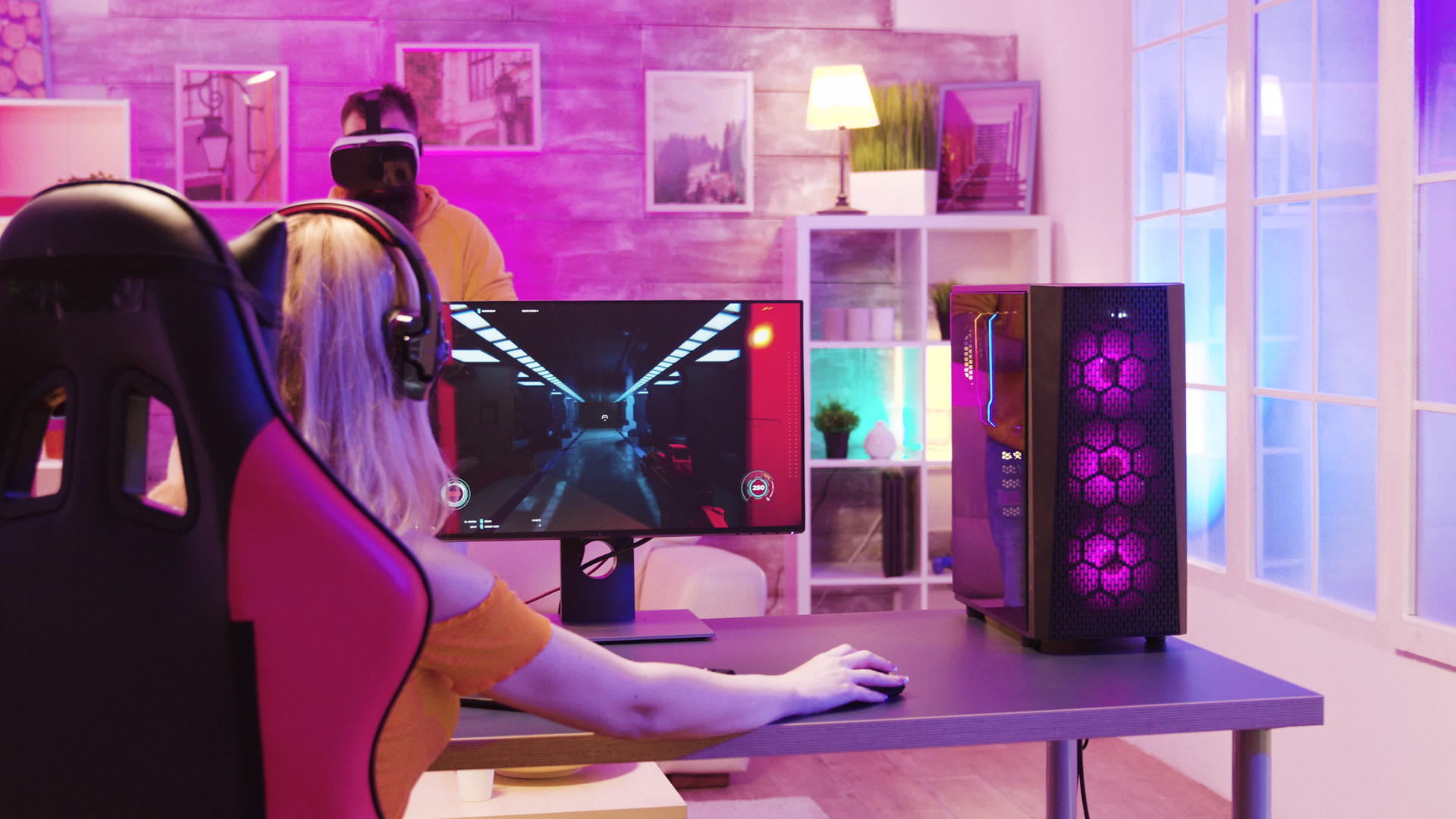 金发女孩在强大的电脑上玩游戏视频的预览图