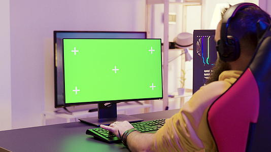 男人在肩上玩电子游戏的视频片段视频的预览图