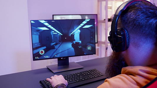 放大人类玩电脑游戏的视野视频的预览图