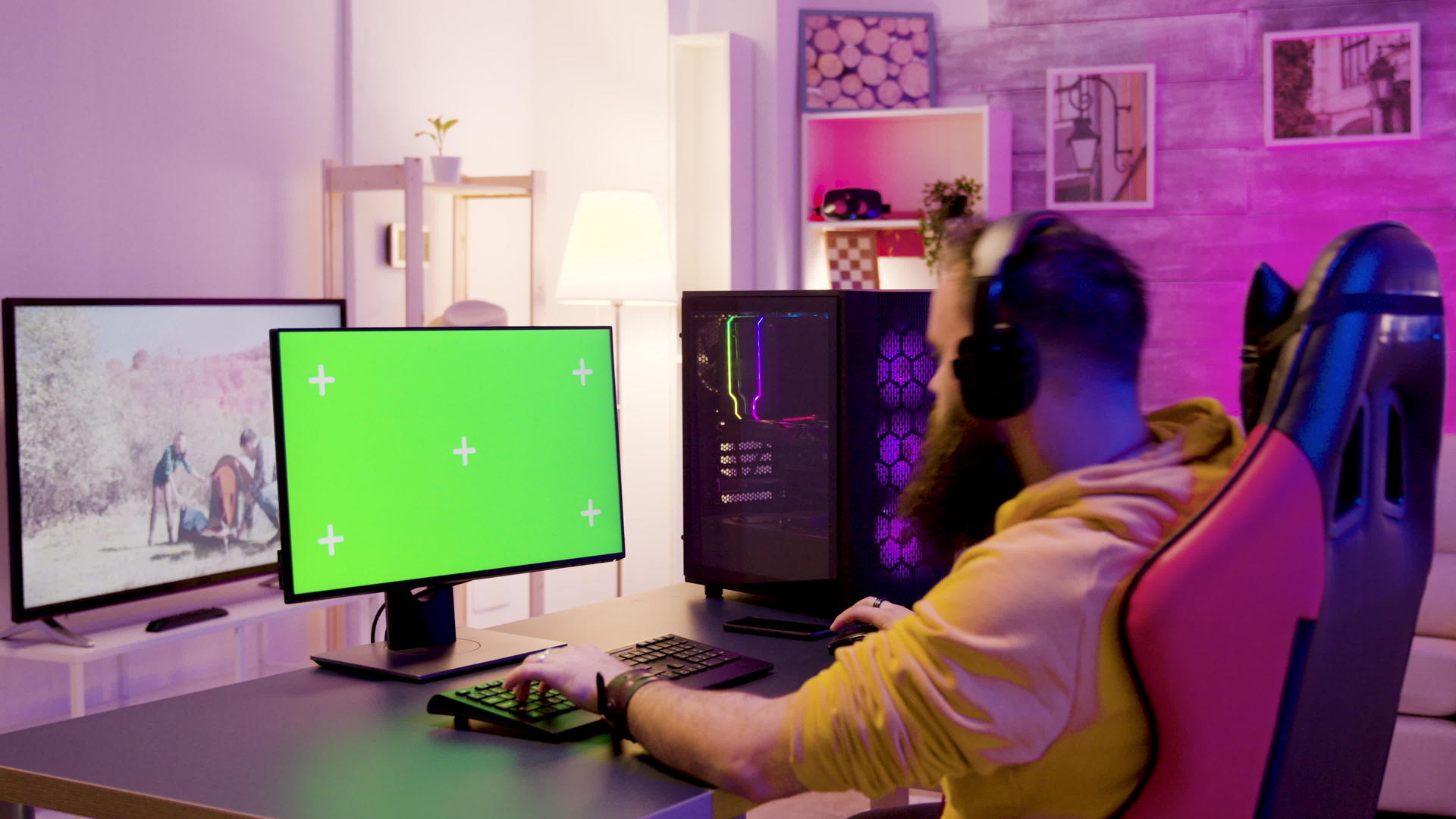 男人们在自己的房间里放松和玩电子游戏视频的预览图