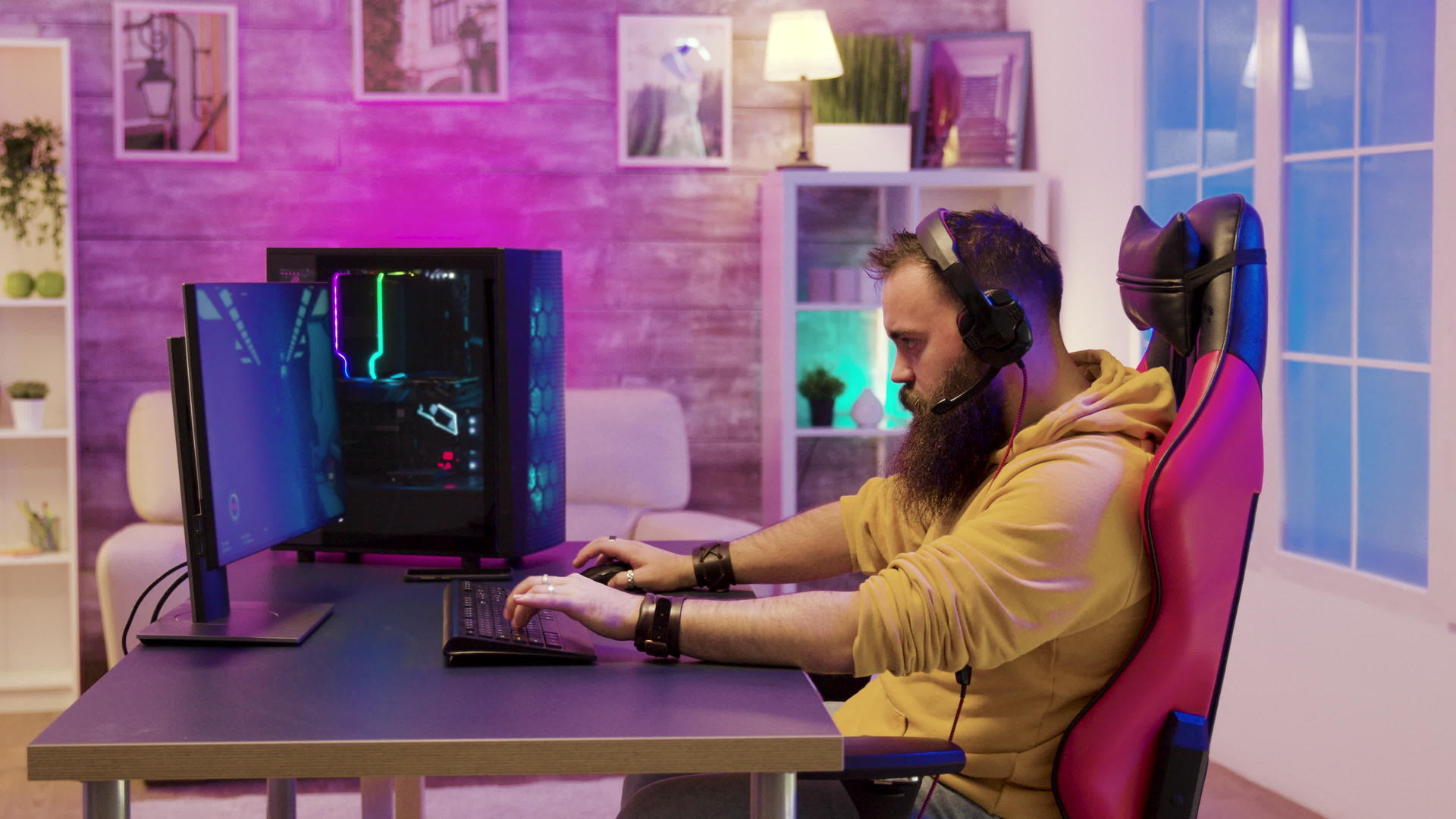 男人坐在赌椅上在房间里玩电子游戏视频的预览图