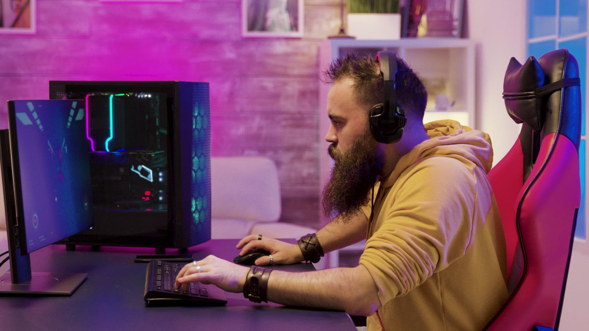 专业游戏玩家在色彩鲜艳的房间里戴着耳机视频的预览图