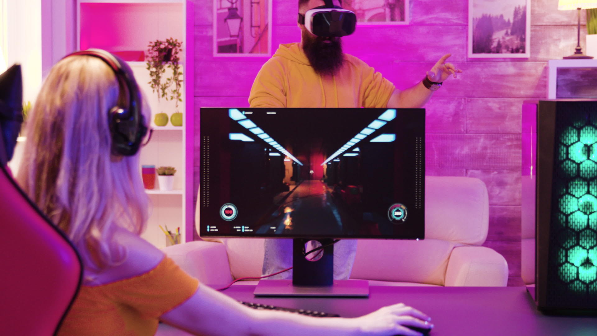美丽的游戏玩家和女孩使用强大的电脑玩电子游戏视频的预览图