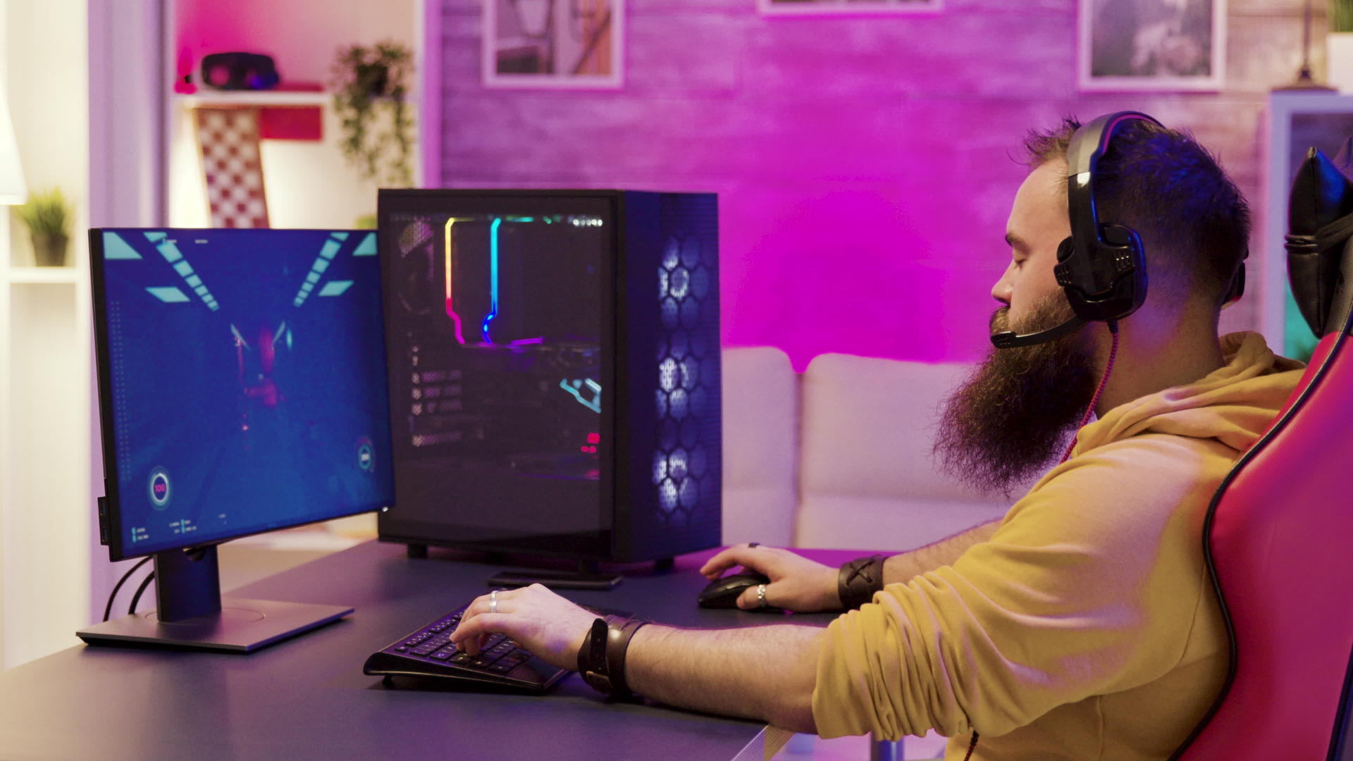 嬉皮士男子在房间里玩专业电子游戏视频的预览图