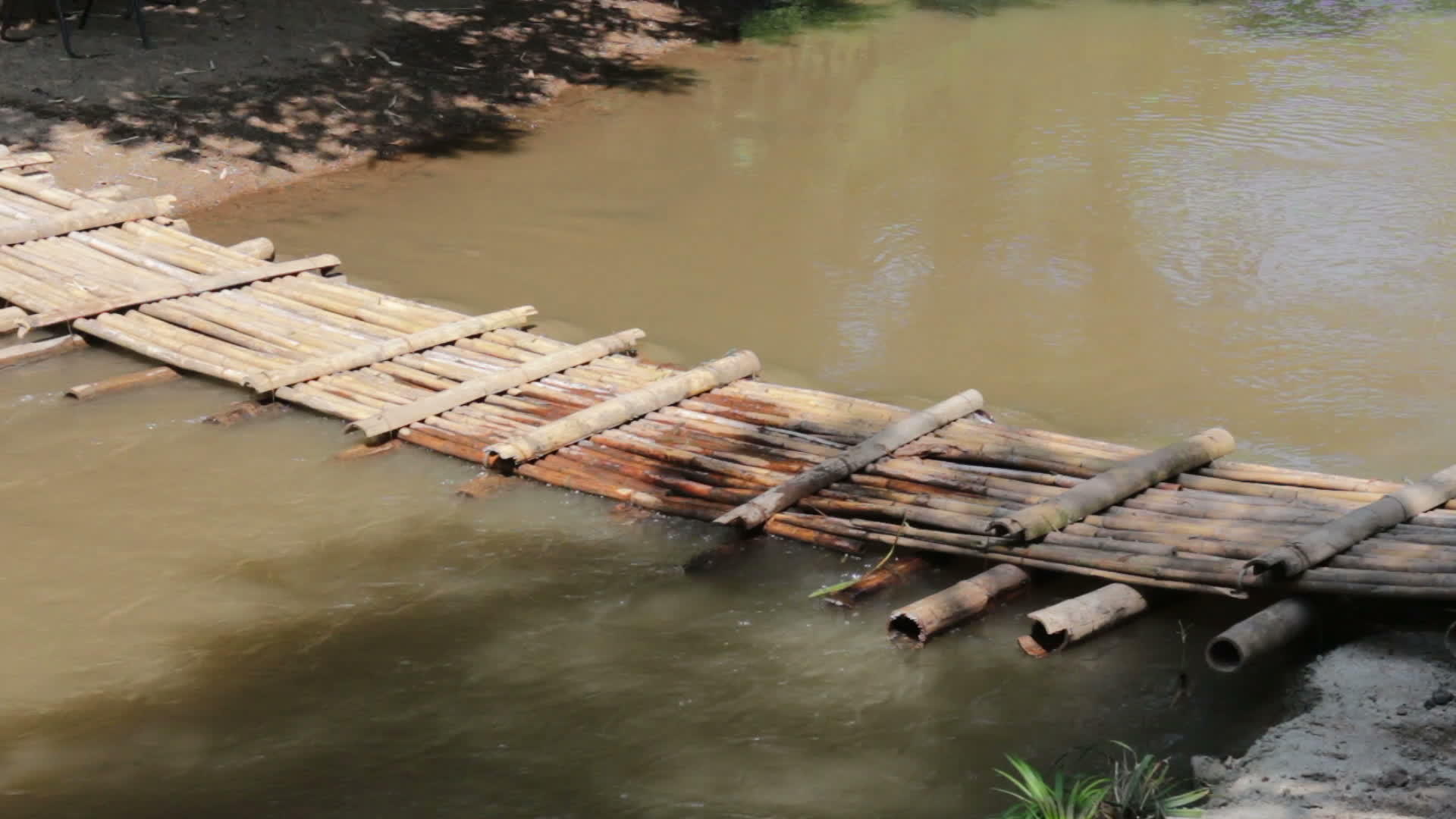 河上竹桥视频的预览图