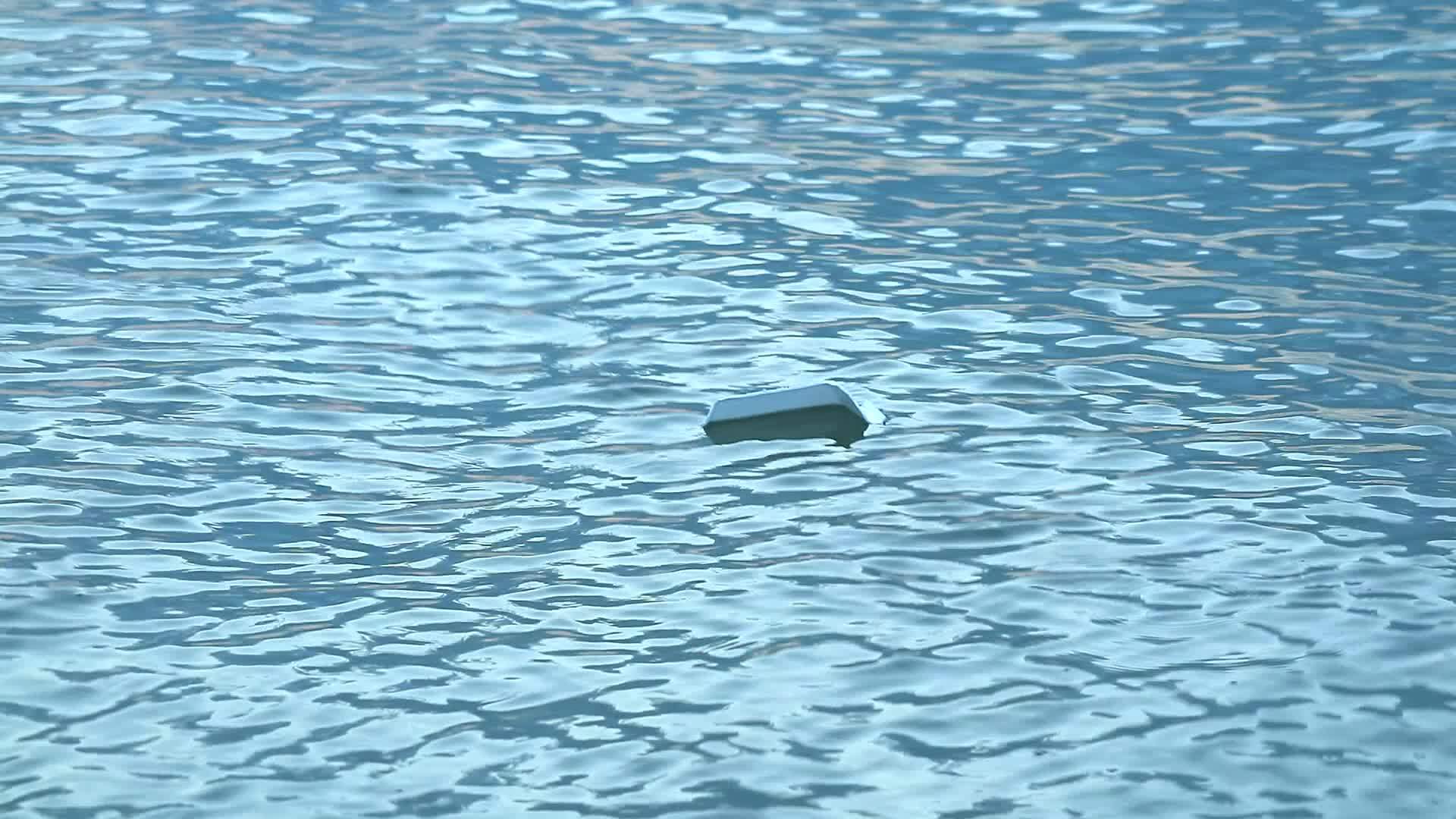 泡沫被扔进海里漂浮在水面上视频的预览图