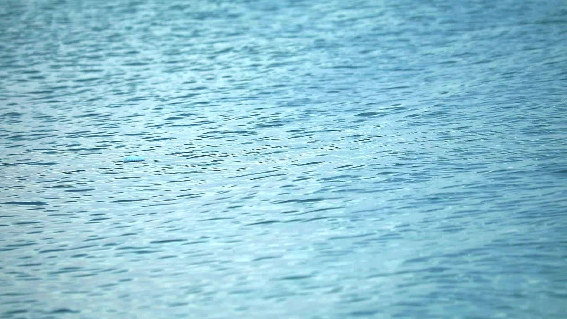 防震泡沫被扔进海里漂浮在水面上视频的预览图