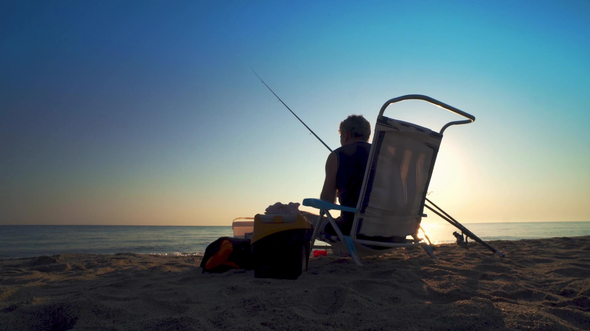 钓鱼老鼠湖钓鱼人夏季运动捕捉日出鱼视频的预览图