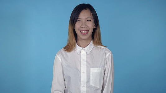 快乐的韩国女人笑视频的预览图
