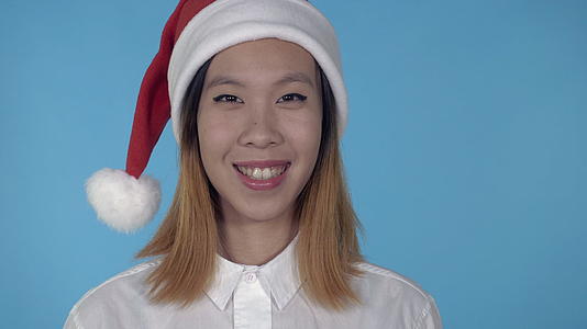 美丽的韩国女孩圣诞快乐时光微笑视频的预览图