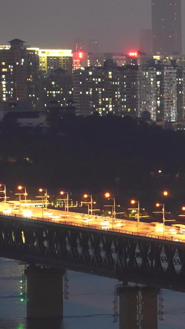 夜晚航拍城市桥梁道路上川流不息的汽车素材视频的预览图