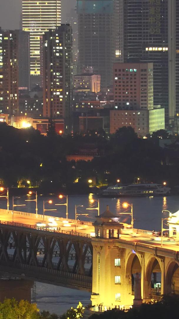 夜晚航拍城市桥梁道路上川流不息的汽车素材视频的预览图